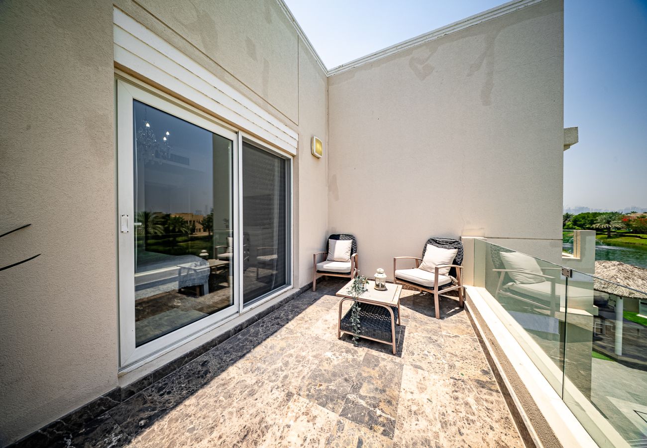 Villa in Dubai - Luxurious 6-Bedroom Villa with Private Pool, Jacuzzi & Lake View in Meadows 