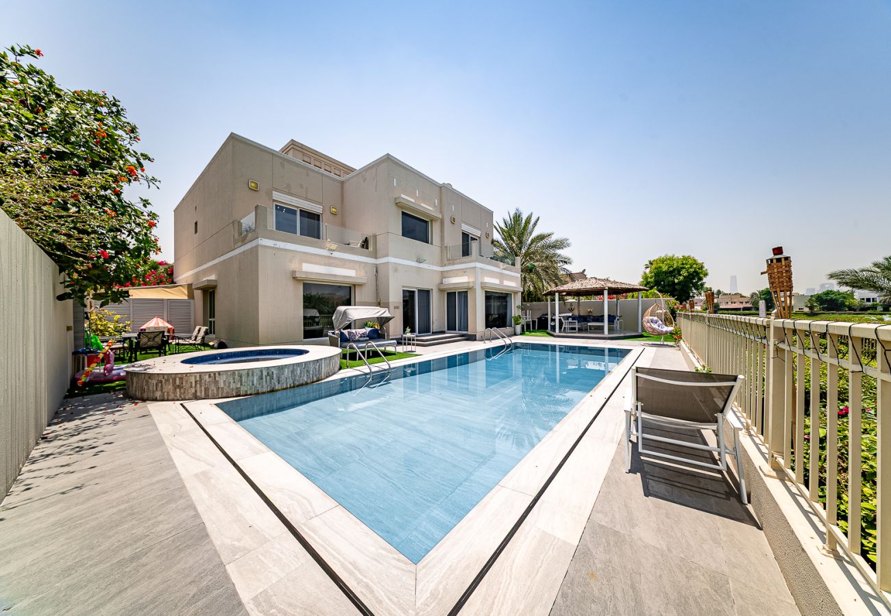 Villa in Dubai - Luxurious 6-Bedroom Villa with Private Pool, Jacuzzi & Lake View in Meadows 