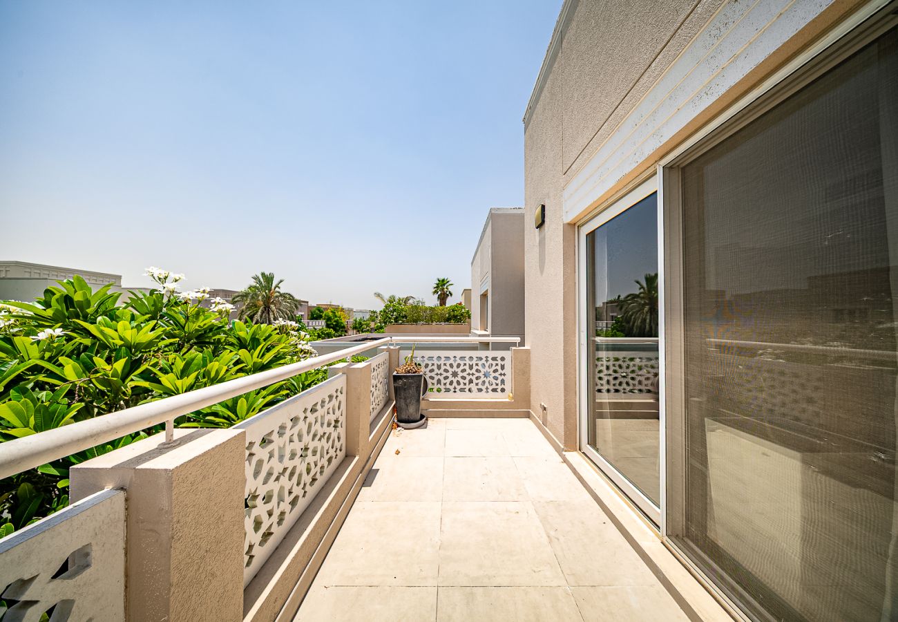Villa in Dubai - Luxurious 6-Bedroom Villa with Private Pool, Jacuzzi & Lake View in Meadows 