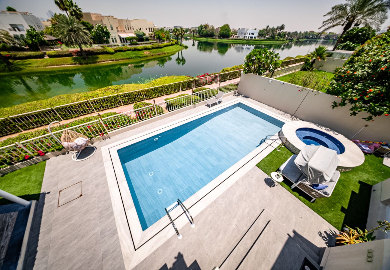 Villa in Dubai - Luxurious 6-Bedroom Villa with Private Pool, Jacuzzi & Lake View in Meadows 