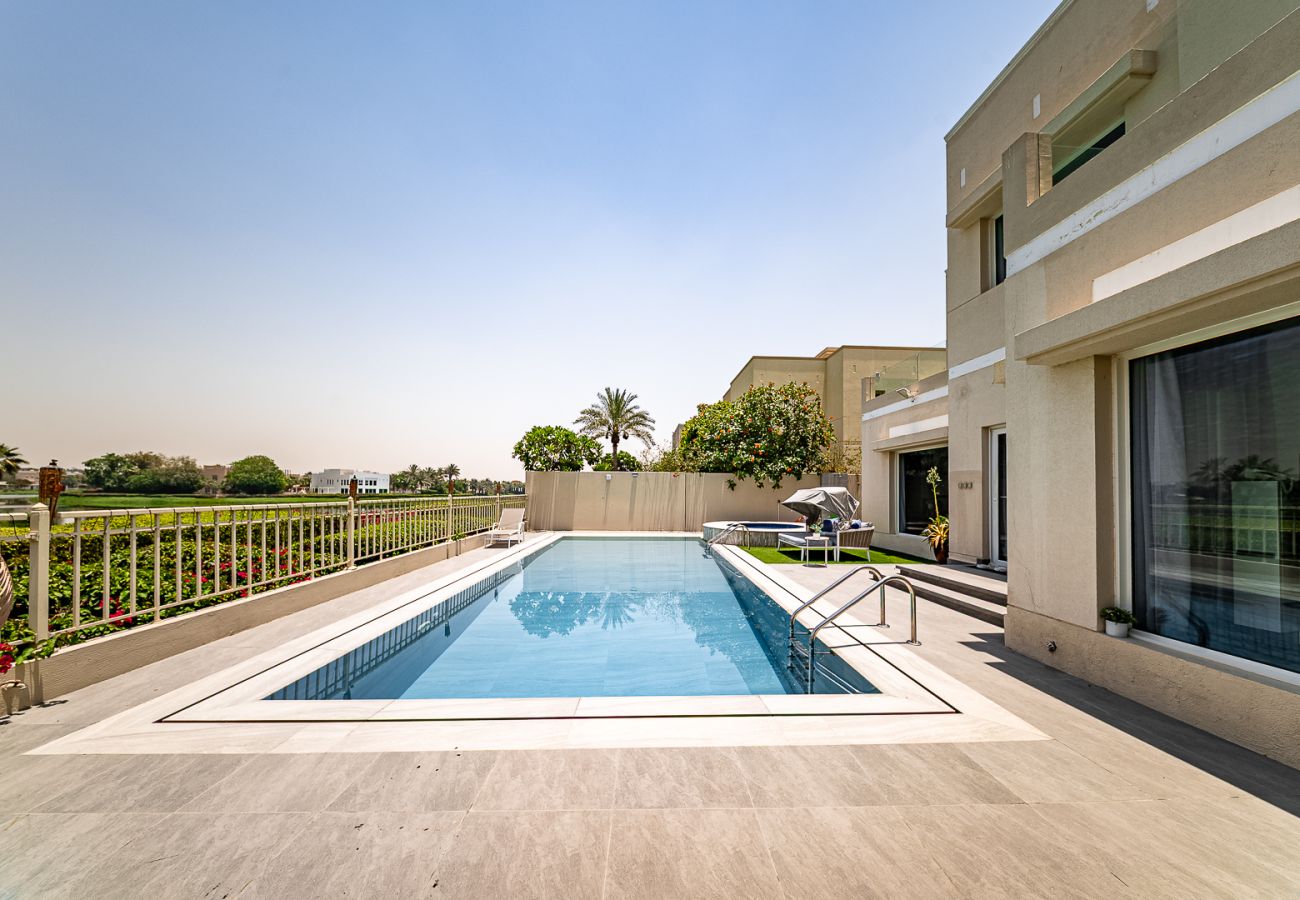 Villa in Dubai - Luxurious 6-Bedroom Villa with Private Pool, Jacuzzi & Lake View in Meadows 