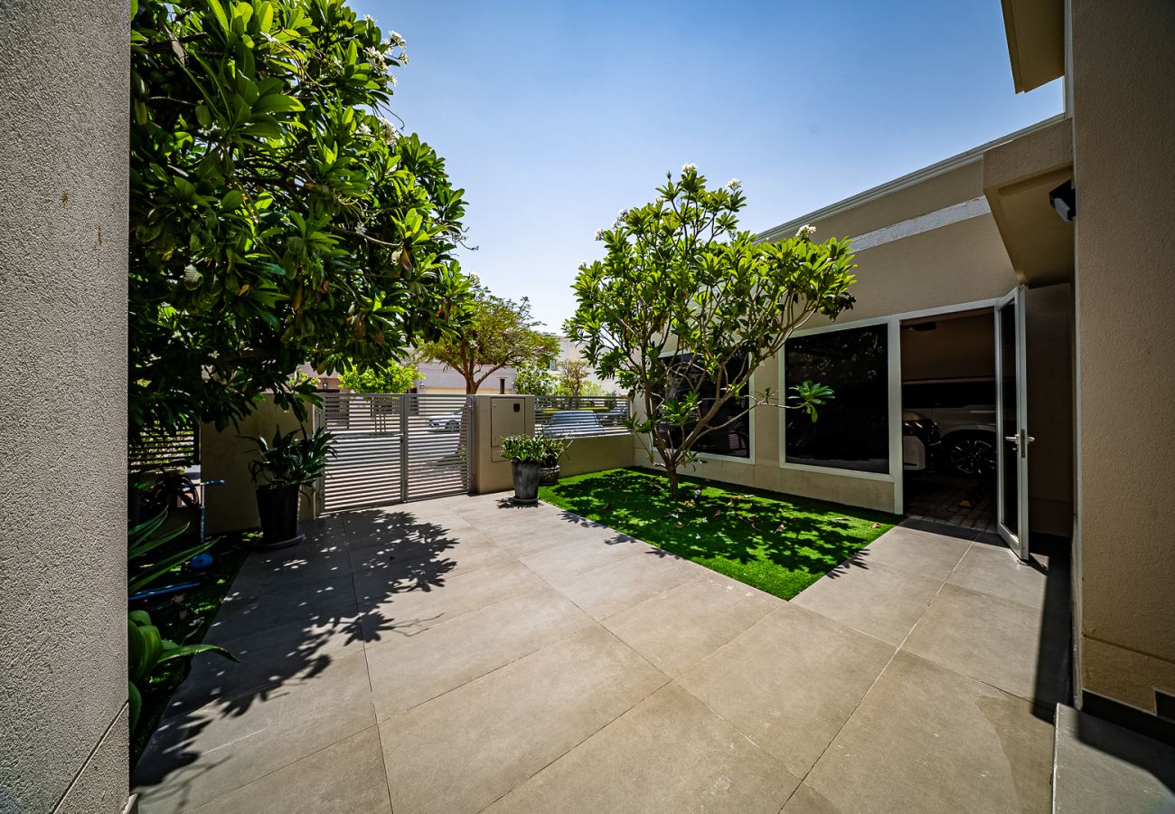 Villa in Dubai - Luxurious 6-Bedroom Villa with Private Pool, Jacuzzi & Lake View in Meadows 