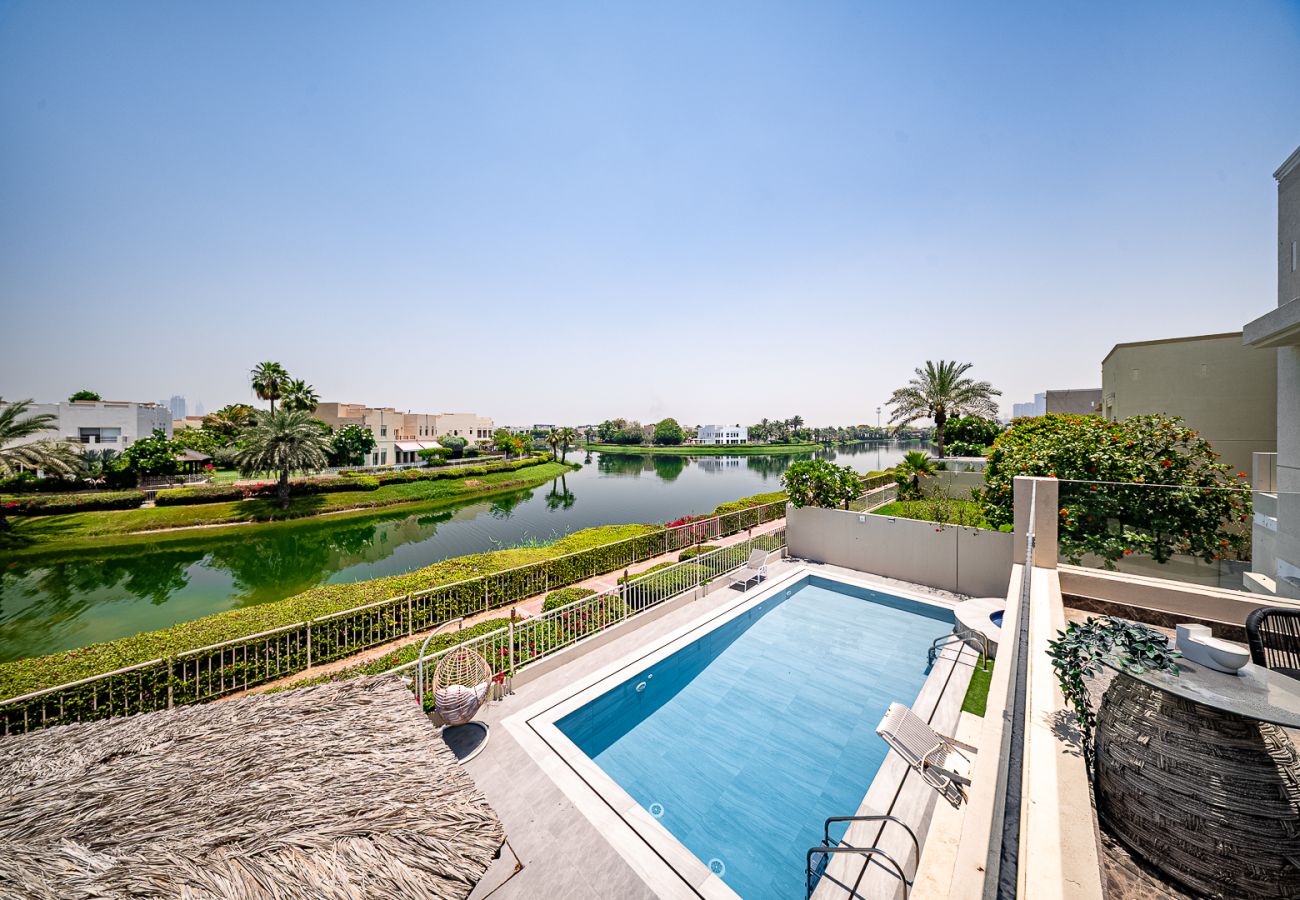 Villa in Dubai - Luxurious 6-Bedroom Villa with Private Pool, Jacuzzi & Lake View in Meadows 