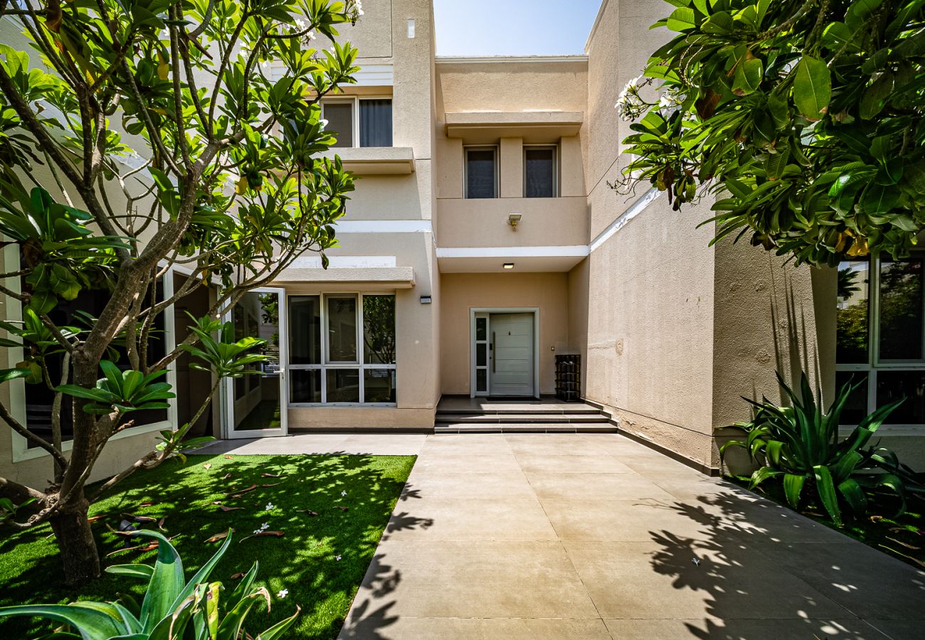 Villa in Dubai - Luxurious 6-Bedroom Villa with Private Pool, Jacuzzi & Lake View in Meadows 