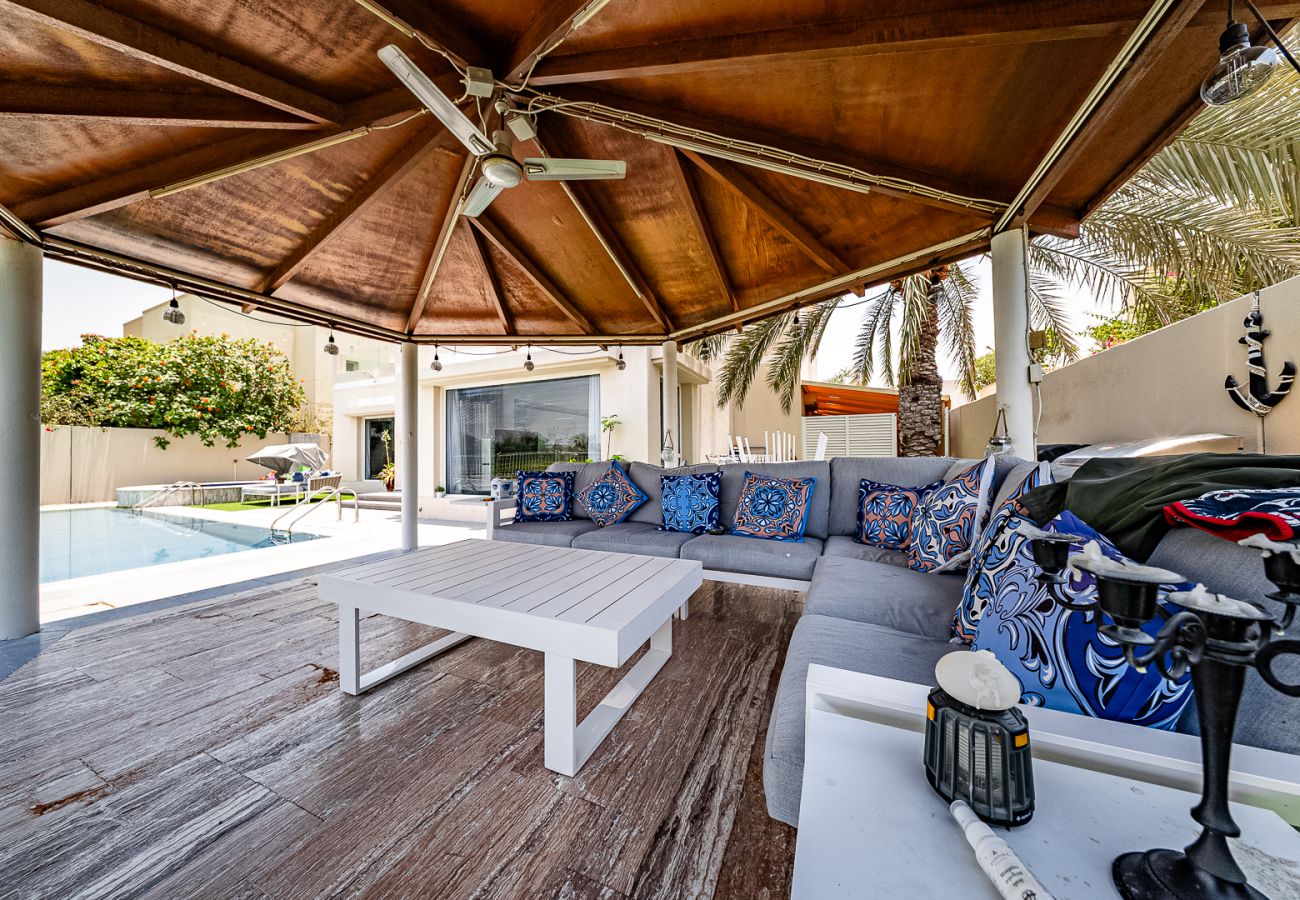Villa in Dubai - Luxurious 6-Bedroom Villa with Private Pool, Jacuzzi & Lake View in Meadows 