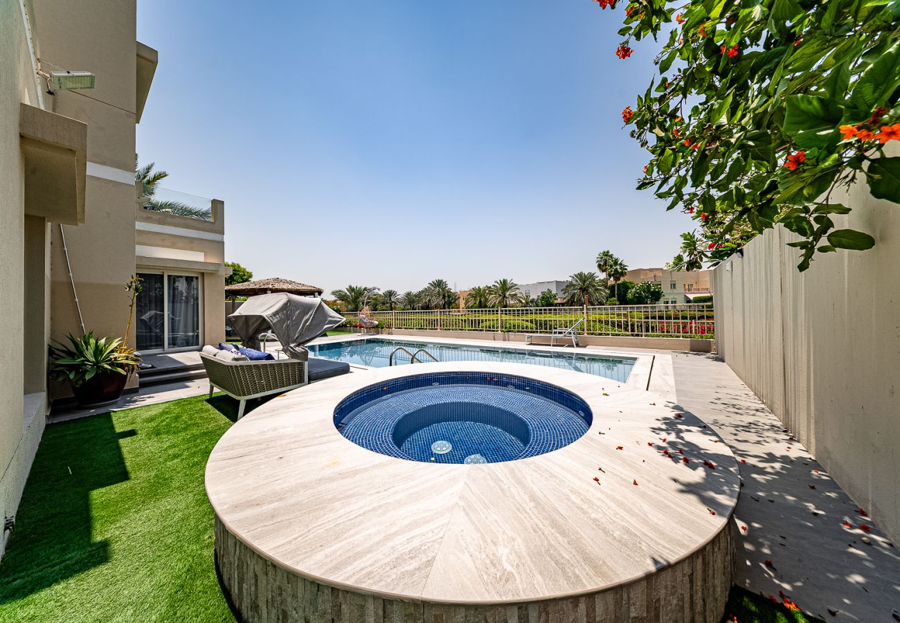 Villa in Dubai - Luxurious 6-Bedroom Villa with Private Pool, Jacuzzi & Lake View in Meadows 