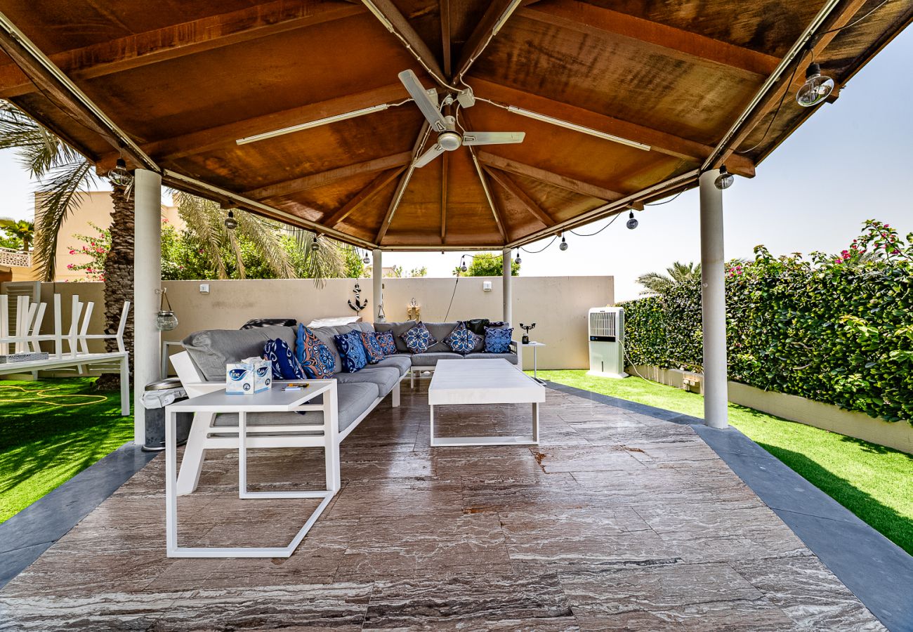 Villa in Dubai - Luxurious 6-Bedroom Villa with Private Pool, Jacuzzi & Lake View in Meadows 
