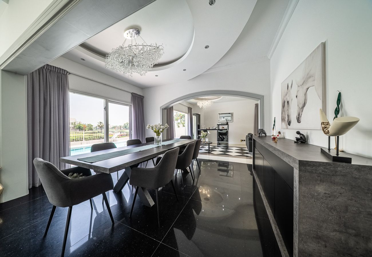 Villa in Dubai - Luxurious 6-Bedroom Villa with Private Pool, Jacuzzi & Lake View in Meadows 