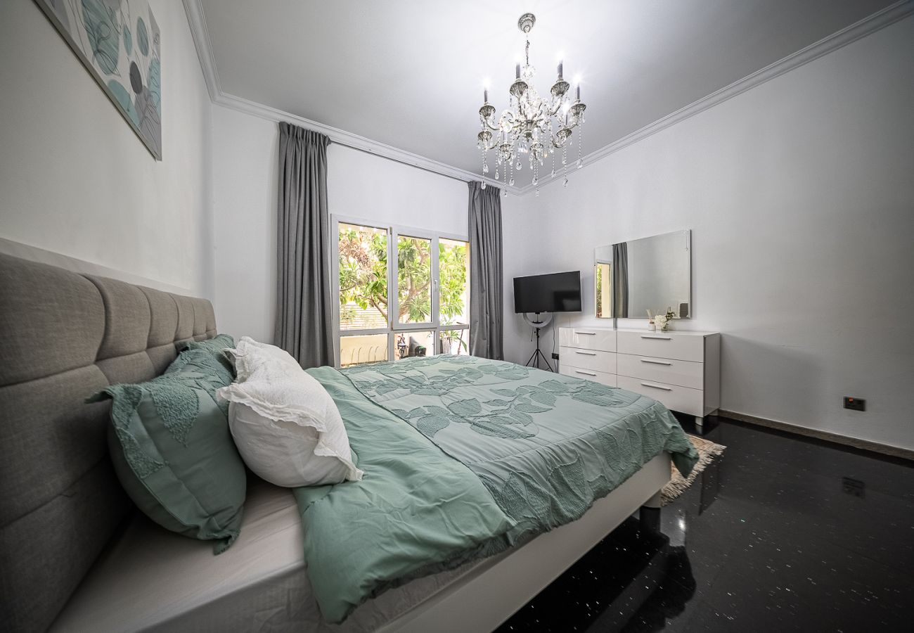 Villa in Dubai - Luxurious 6-Bedroom Villa with Private Pool, Jacuzzi & Lake View in Meadows 