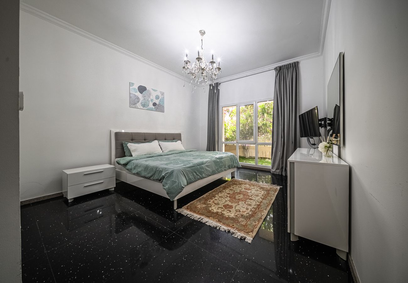 Villa in Dubai - Luxurious 6-Bedroom Villa with Private Pool, Jacuzzi & Lake View in Meadows 