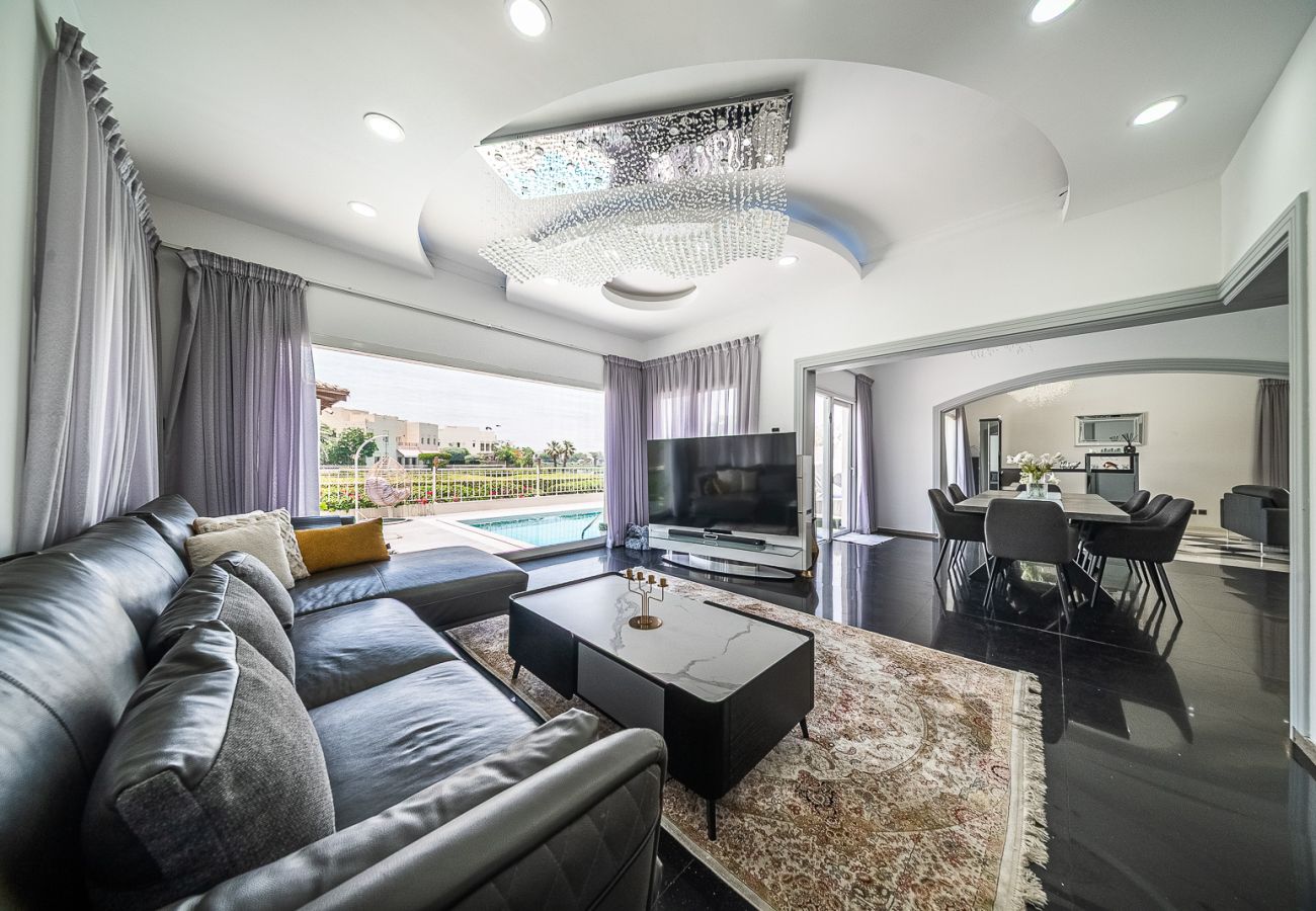 Villa in Dubai - Luxurious 6-Bedroom Villa with Private Pool, Jacuzzi & Lake View in Meadows 