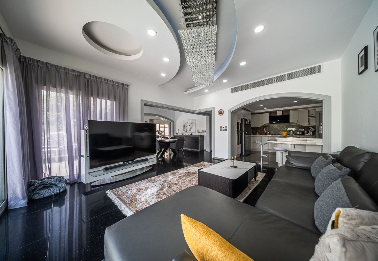 Villa in Dubai - Luxurious 6-Bedroom Villa with Private Pool, Jacuzzi & Lake View in Meadows 