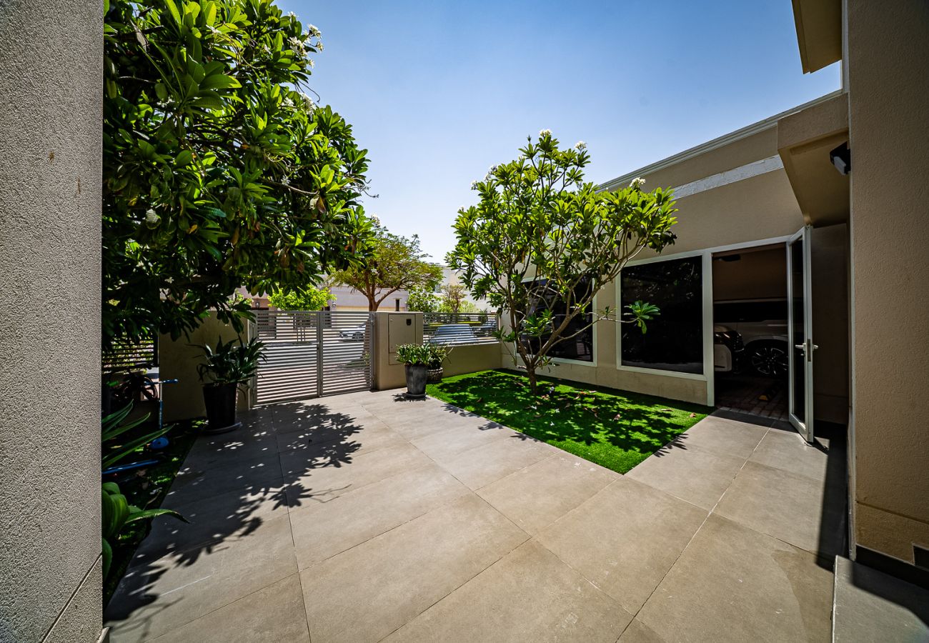 Villa in Dubai - Luxurious 6-Bedroom Villa with Private Pool, Jacuzzi & Lake View in Meadows 