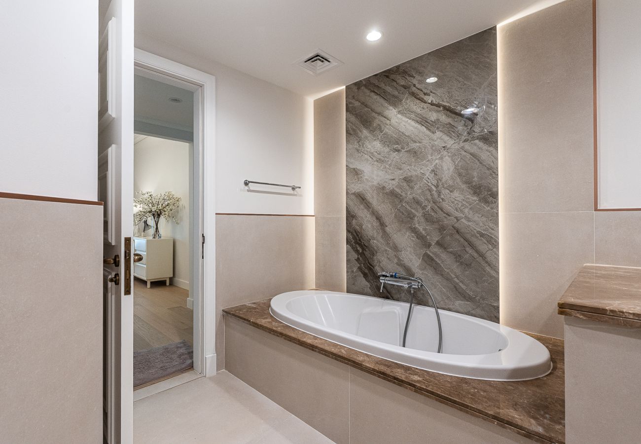 Apartment in Dubai - 2BDR apartment with the balcony I Palm Jumeirah 