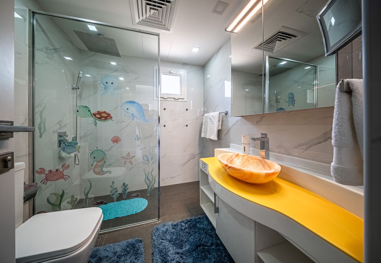 别墅 在 Dubai - Luxurious 6-Bedroom Villa with Private Pool, Jacuzzi & Lake View in Meadows 