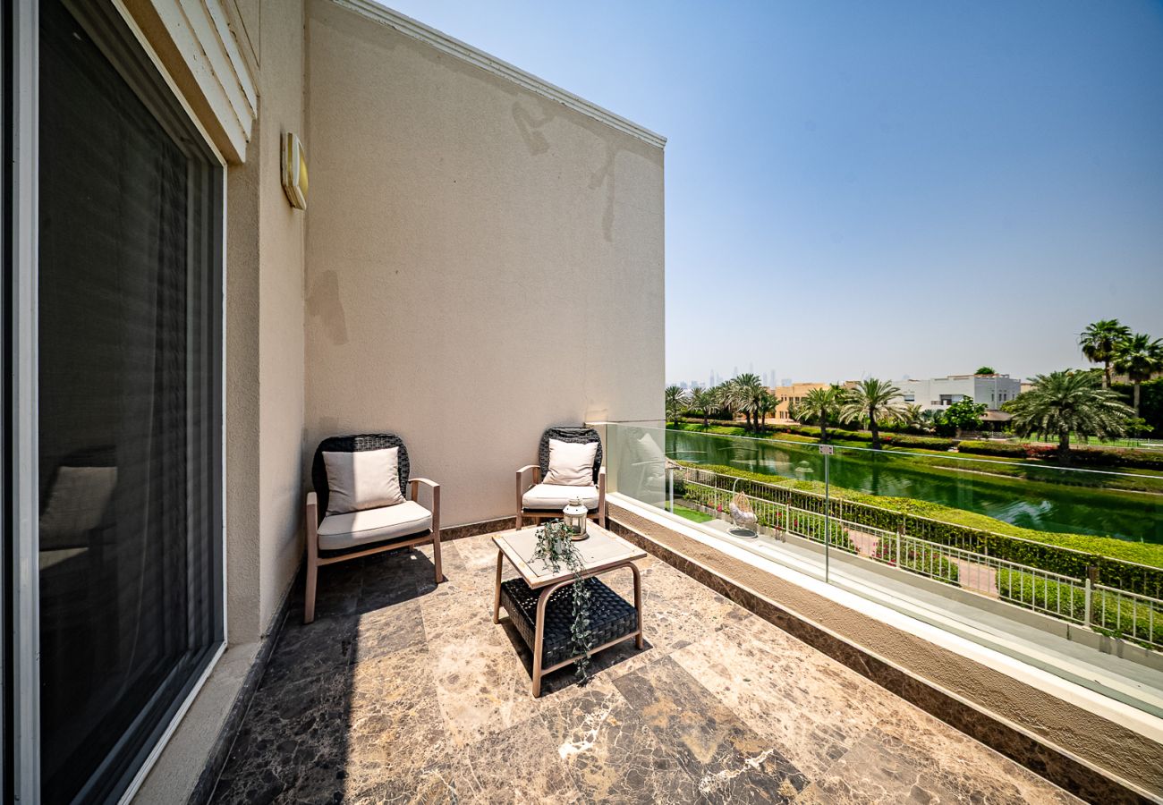 别墅 在 Dubai - Luxurious 6-Bedroom Villa with Private Pool, Jacuzzi & Lake View in Meadows 