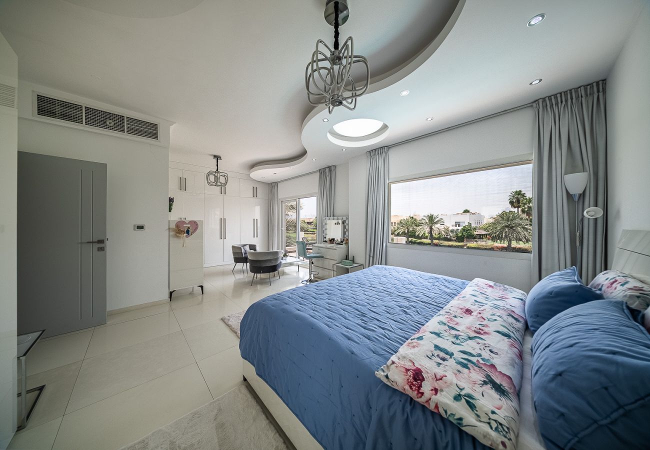 别墅 在 Dubai - Luxurious 6-Bedroom Villa with Private Pool, Jacuzzi & Lake View in Meadows 