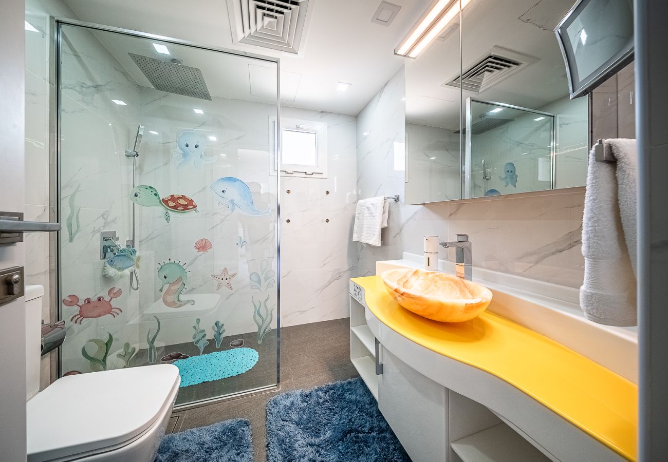 别墅 在 Dubai - Luxurious 6-Bedroom Villa with Private Pool, Jacuzzi & Lake View in Meadows 