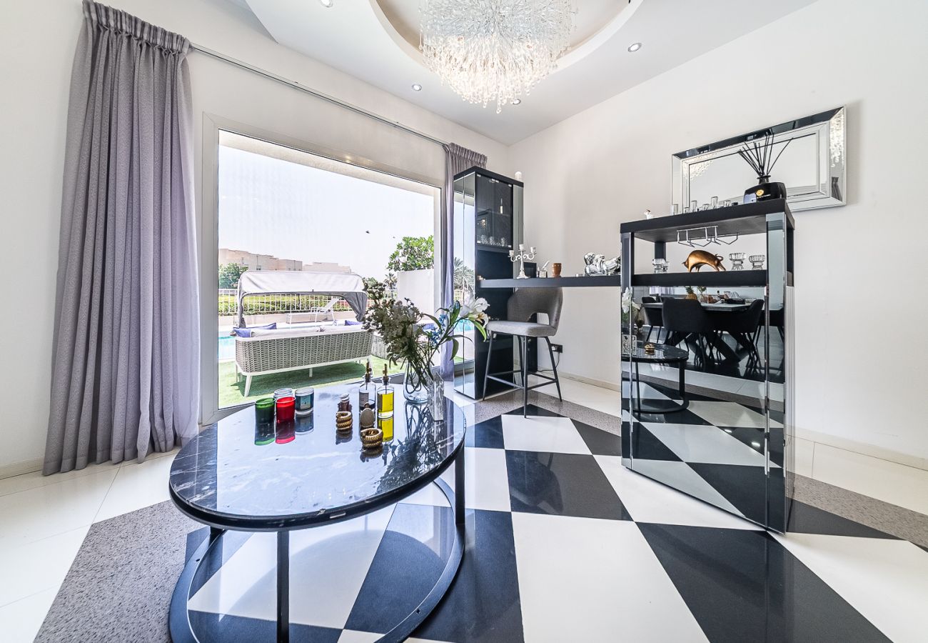 别墅 在 Dubai - Luxurious 6-Bedroom Villa with Private Pool, Jacuzzi & Lake View in Meadows 