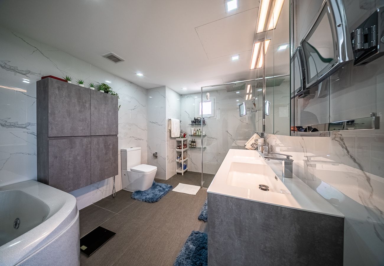 别墅 在 Dubai - Luxurious 6-Bedroom Villa with Private Pool, Jacuzzi & Lake View in Meadows 