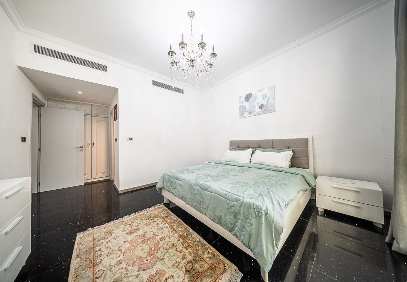 别墅 在 Dubai - Luxurious 6-Bedroom Villa with Private Pool, Jacuzzi & Lake View in Meadows 