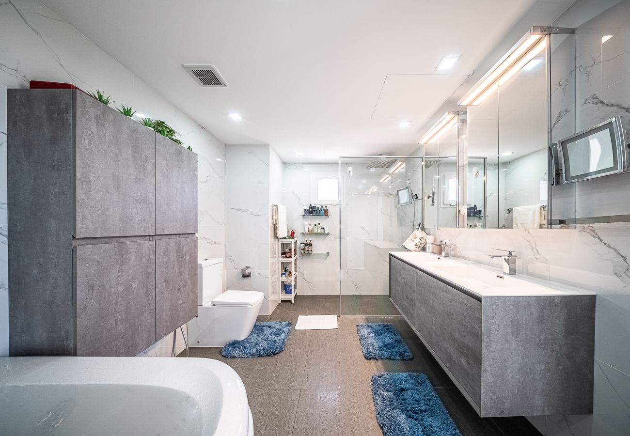 别墅 在 Dubai - Luxurious 6-Bedroom Villa with Private Pool, Jacuzzi & Lake View in Meadows 