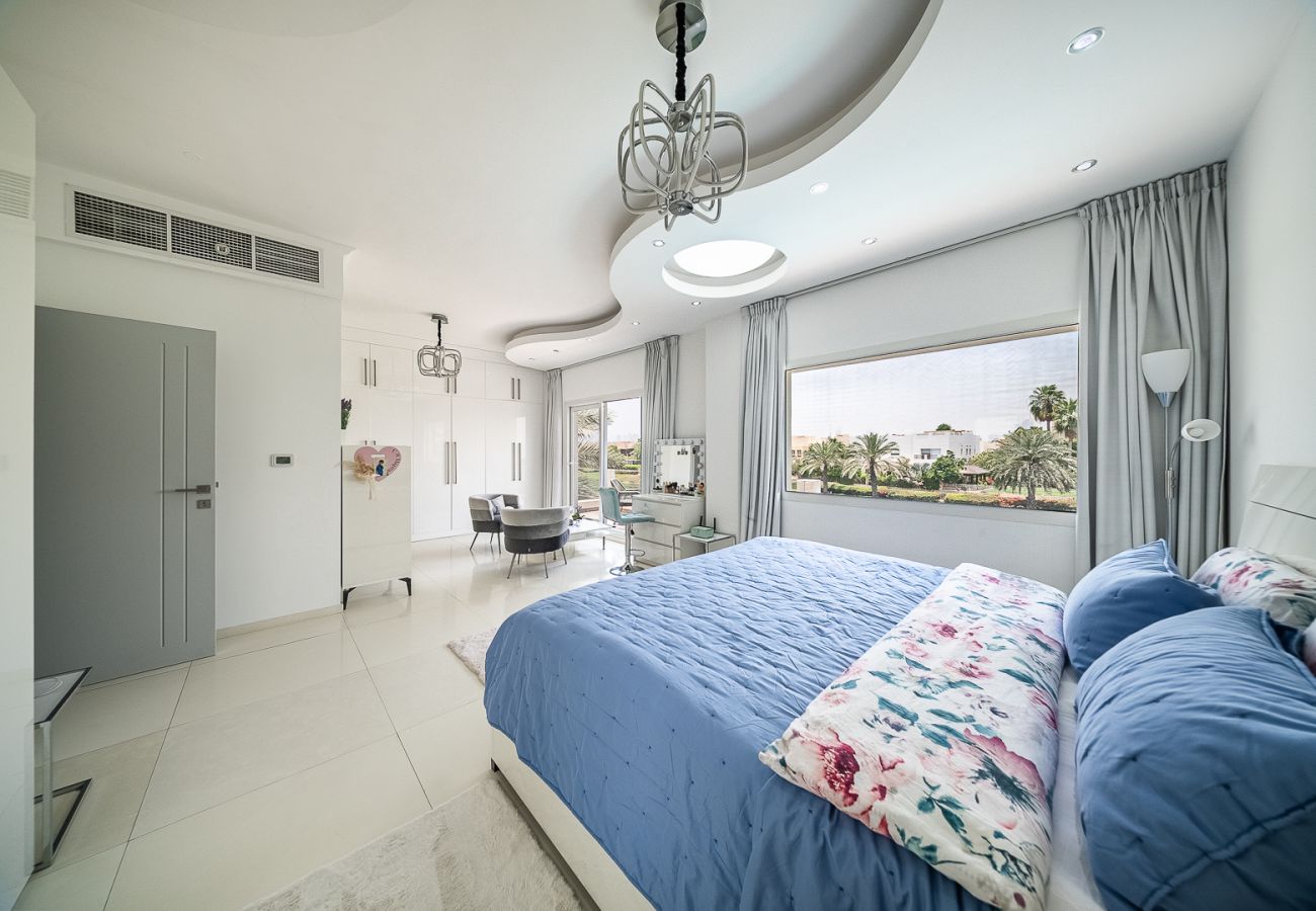 别墅 在 Dubai - Luxurious 6-Bedroom Villa with Private Pool, Jacuzzi & Lake View in Meadows 