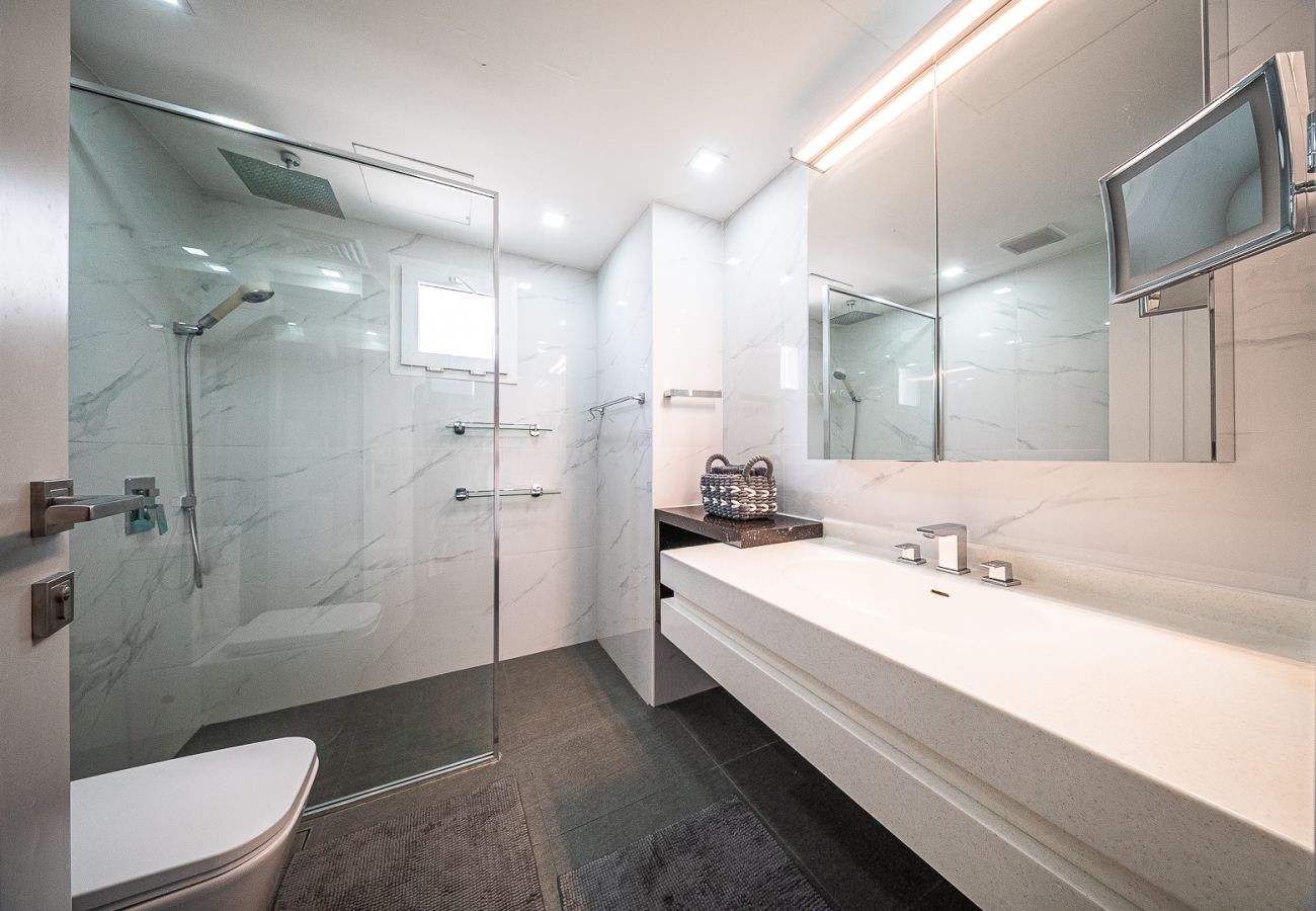 别墅 在 Dubai - Luxurious 6-Bedroom Villa with Private Pool, Jacuzzi & Lake View in Meadows 