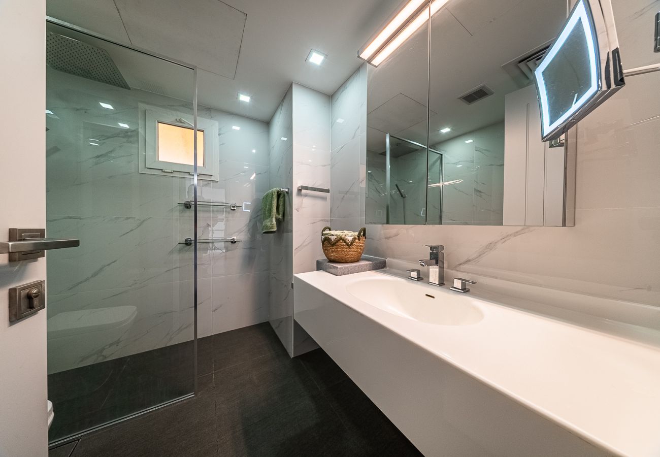 别墅 在 Dubai - Luxurious 6-Bedroom Villa with Private Pool, Jacuzzi & Lake View in Meadows 