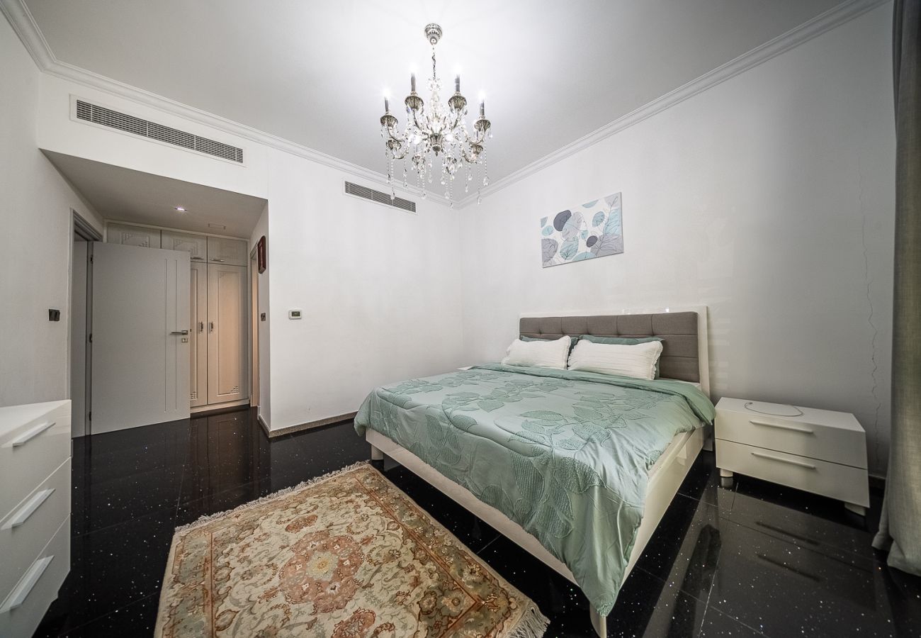 别墅 在 Dubai - Luxurious 6-Bedroom Villa with Private Pool, Jacuzzi & Lake View in Meadows 